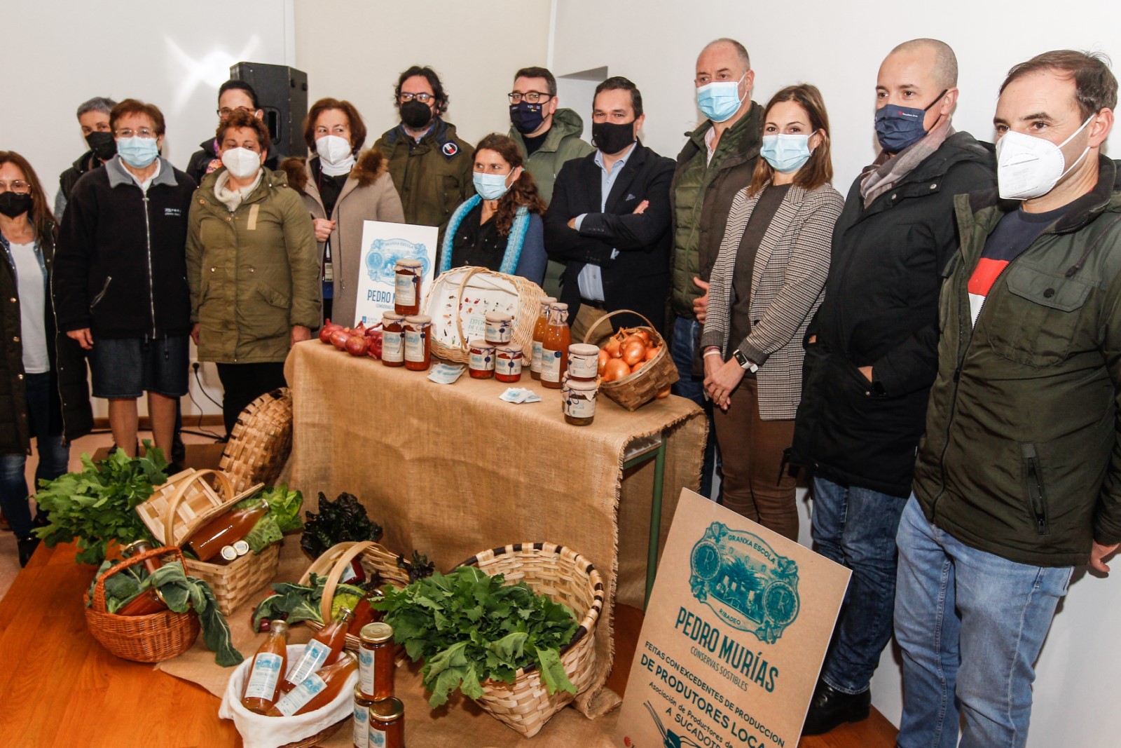 A Xunta pon en valor os produtos de proximidade entregando a seis centros educativos de Ribadeo conservas elaboradas con excedentes da horta da asociación A Sucadoira