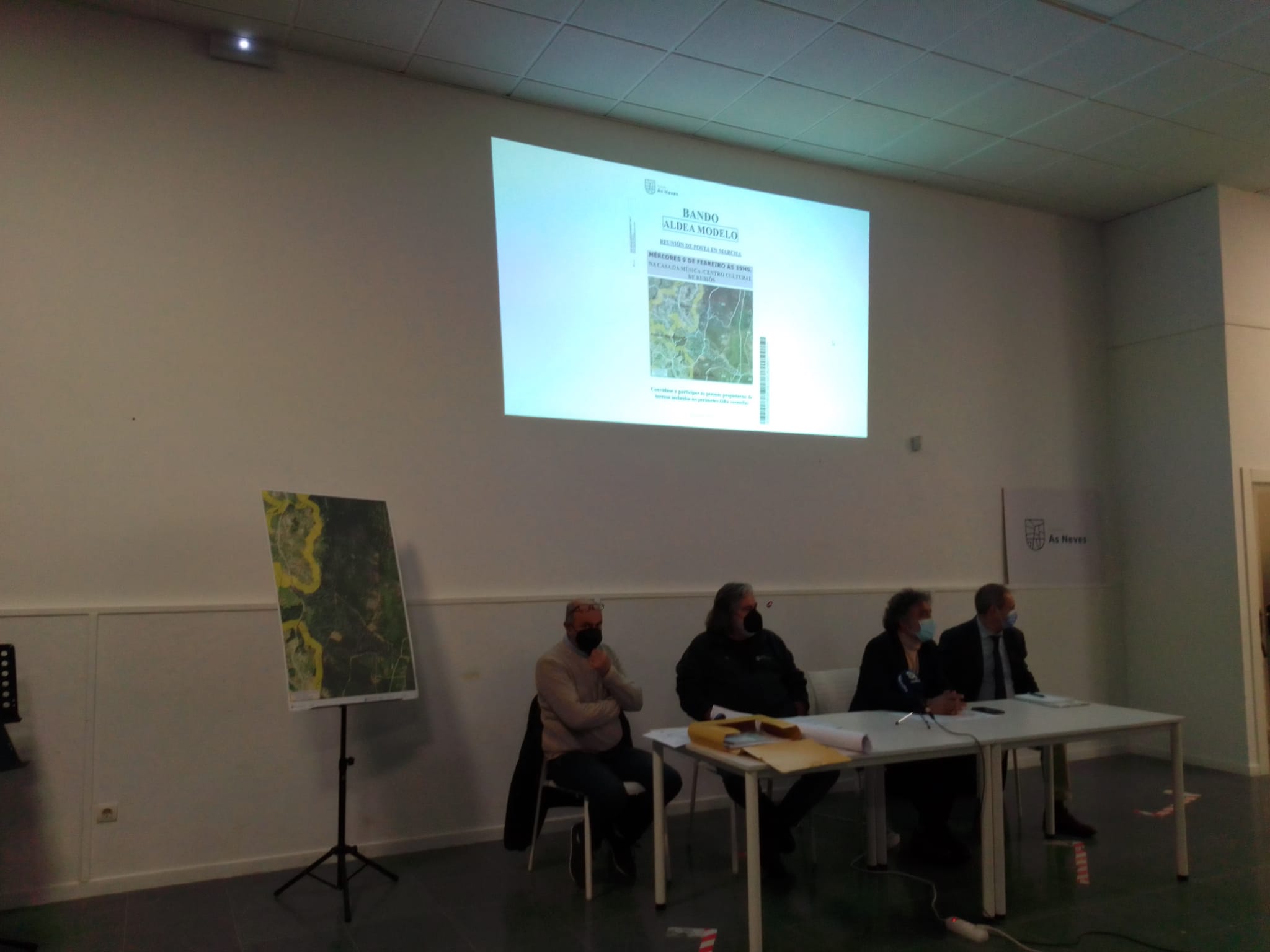 A Xunta informa aos veciños das Neves das vantaxes de implementar unha aldea modelo na Porteliña ao abeiro da Lei de recuperación da terra