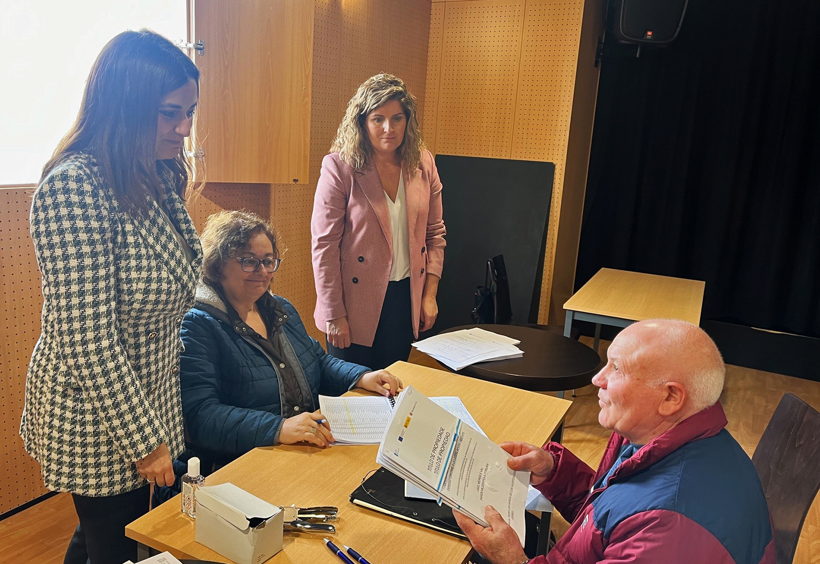 A Xunta entrega no concello de Narón os títulos da parcelaria de Lago-Meirás-Val