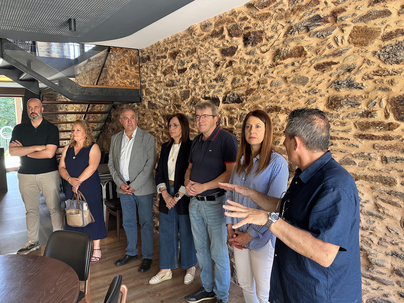 María José Gómez reafirma o compromiso da Xunta co desenvolvemento rural por medio do Leader na súa visita ao restaurante Volver no concello da Teixeira