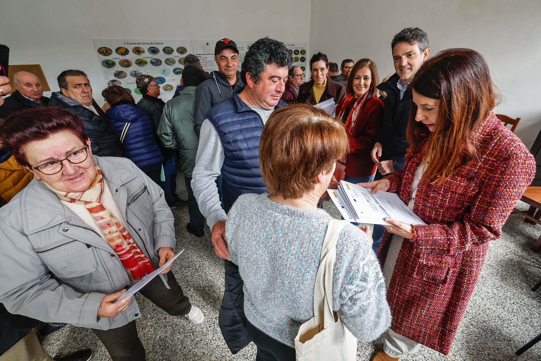 María José Gómez entrega los títulos de la parcelaria de Alfoz