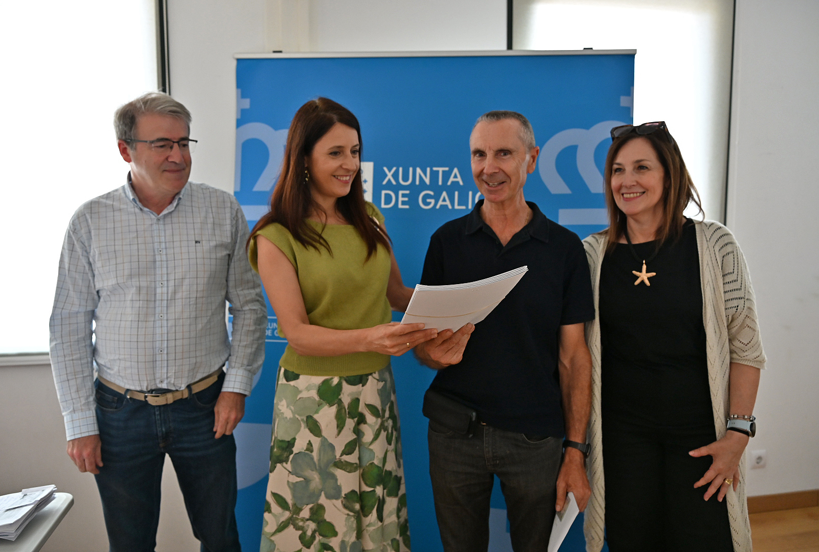 María José Gómez entrega los títulos de una noticia parcelaria en el ayuntamiento de Verín